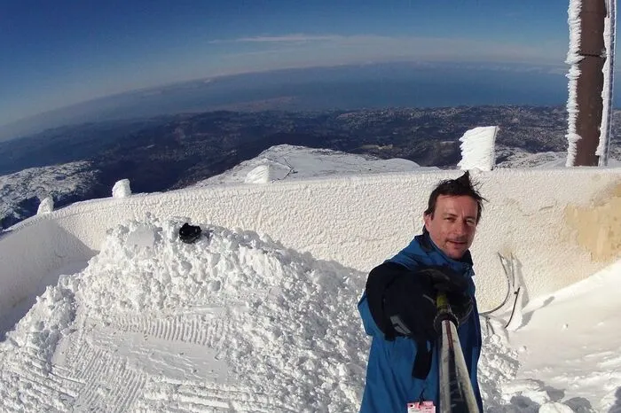 Markus Gauster auf dem Gipfel des Mzaar Peak mit Ausblick auf das Mittelmeer.