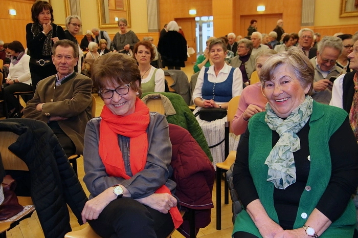 Aber auch die zahlreichen Besucher trugen Großes bei, durch ihre freiwilligen Spenden konnten 2785 Euro an das Rote Kreuz übergeben werden. Von dort wird es an die verantwortlichen Institutionen weitergeleitet. "Hunderttausende Obdachlose brauchen jetzt unsere Hilfe", so der Organisator.
