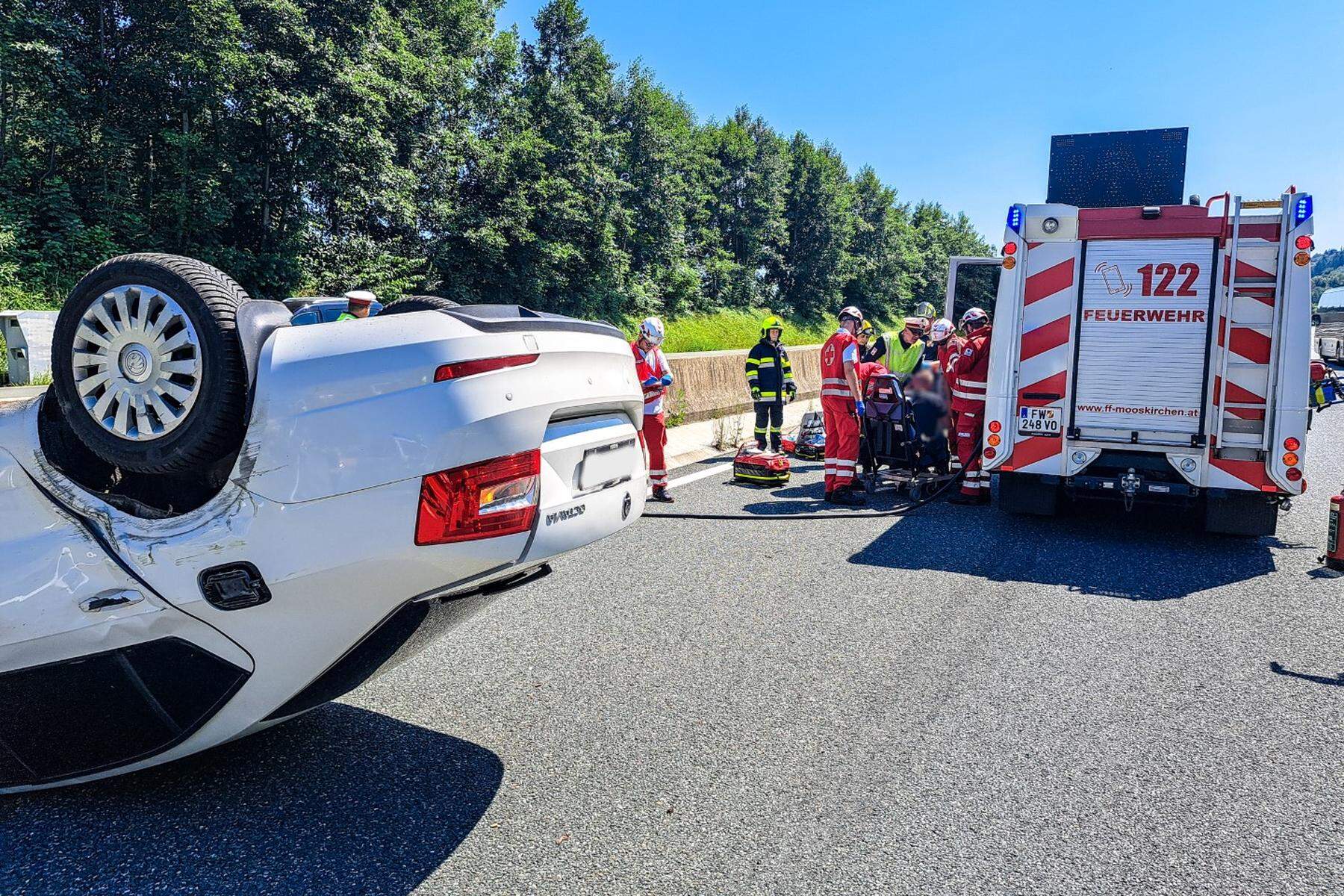 Auf der Autobahn: Auto überschlug sich vor dem Assingbergtunnel - Lenker gerettet