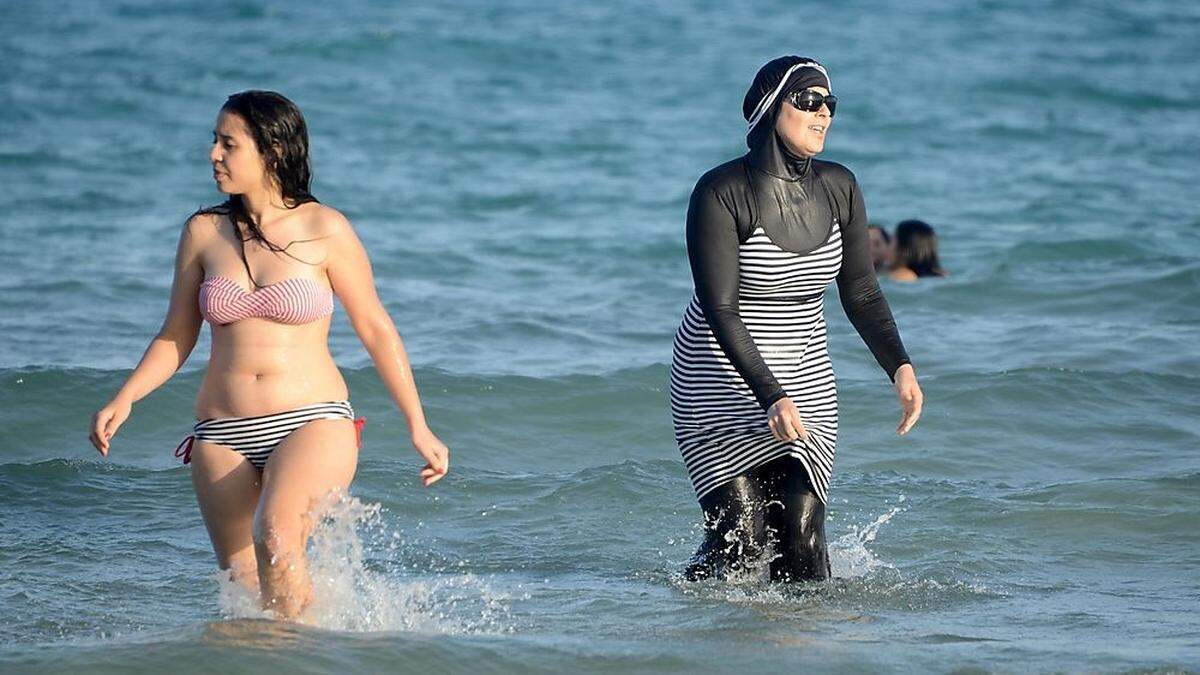 Sorgen regelmäßig für Debatten: Burkinis (rechts)