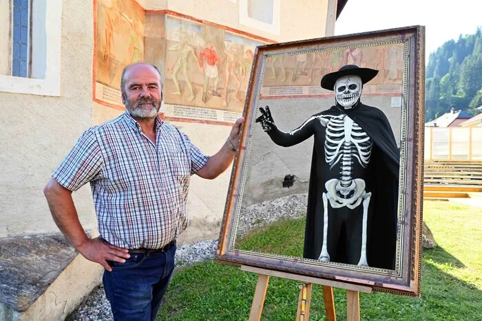Das Spiegelbild von Tod-Darsteller Engl-Wurzer: im Zivilgewand sowie geschminkt und kostümiert als Tod