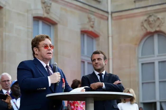 Der Sänger erklärte, ihn verbinde eine "große Liebesaffäre" mit Frankreich.