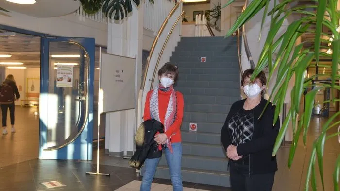 Administratorin Uschi Wabusegg und Direktorin Hermine Sackl erwarten die Schüler schon kurz nach 7 Uhr am Eingang. Sie haben in den vergangenen Tagen ein ausgeklügeltes System entworfen, das den Schülern einen sicheren Unterricht ermöglicht und nebenbei den Lehrkräften Räume für den Online-Unterricht jener Schüler zur Verfügung stellt, die zuhause unterrichtet werden müssen.