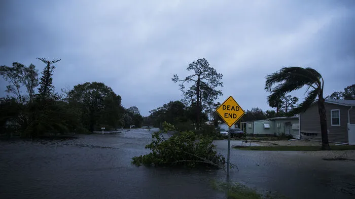 Der Hurrikan "Irma" hat den US-Staat Florida mit voller Wucht erfasst. Der Wirbelsturm zog am Sonntag (Ortszeit) zunächst mit extrem starken Böen und schweren Regenfällen über die vorgelagerte Inselgruppe Florida Keys hinweg, traf dann etwas weiter nördlich an der Westküste des US-Bundesstaates erneut auf Land und zog dann etwas östlicher als erwartet weiter, wie der US-Wetterdienst mitteilte.  