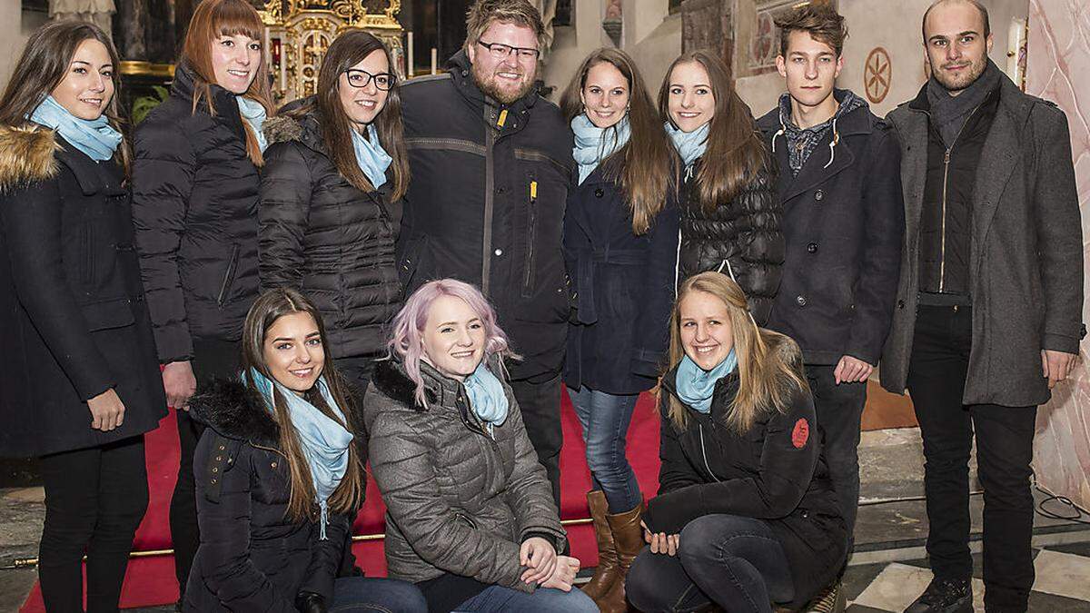 Die „Young Roses“ mit Lukas Joham (Mitte), den Gitarristen der Gruppe sowie Organisator Patrick Lebitsch (ganz rechts) 