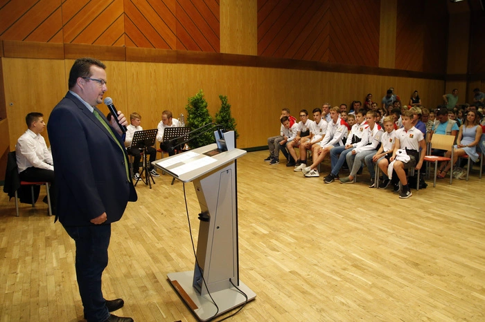 Zum Festakt in der Stadthalle konnte Sportausschussobmann Christian Sommerbauer...