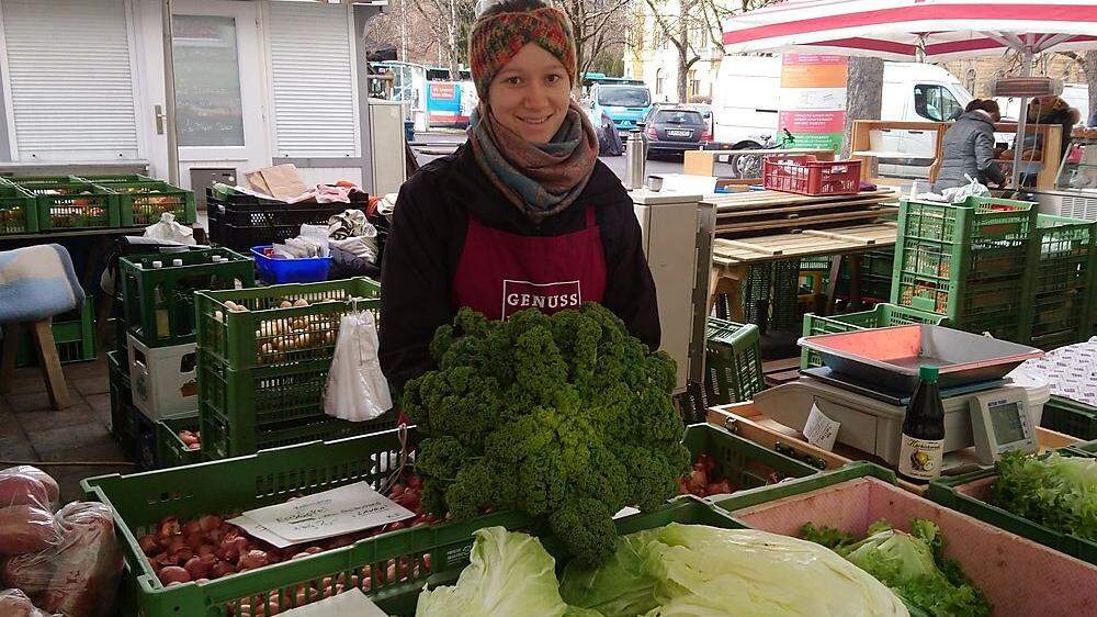 Lara verkauft jeden Mittwoch Gemüse am Geidorfer Bauernmarkt.