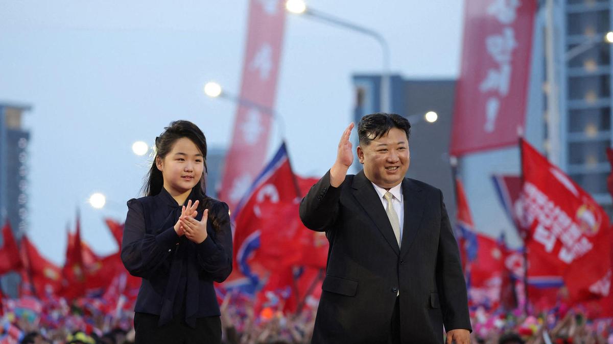  Kim Jong-un (R) mit seiner Tochter Ju-ae (L) 