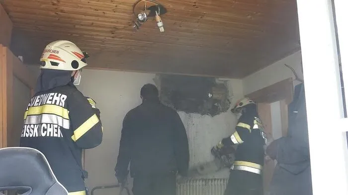 Feuerwehr griff nach starker Rauchentwicklung im Jagdhaus ein