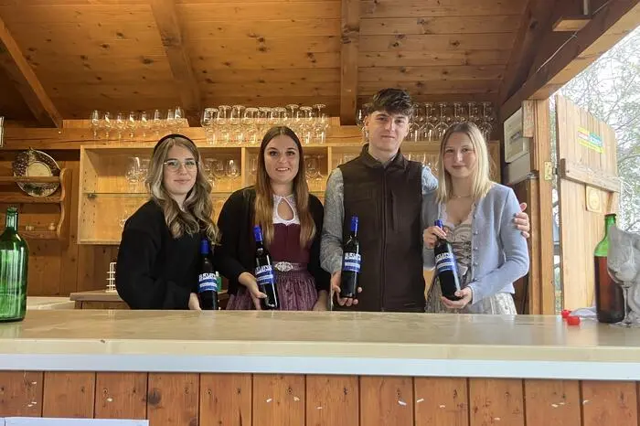 Das Weingut Klimbacher versorgte die Besucher mit Wok, Weinkost, Sturm und Traubensaft