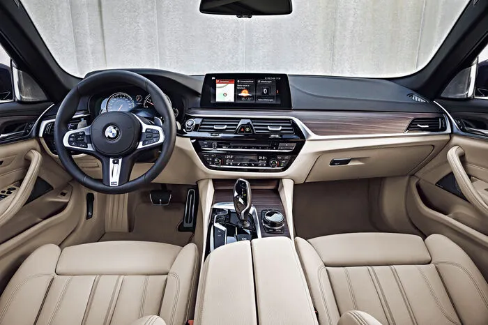 Den Inenraum kennen wir bereits aus der Limousine. Das bis zu 10,25 Zoll große Control-Display ist jetzt als freistehender Flatscreen mit Touch-Funktion ausgeführt. Für zusätzliche Vielfalt bei der Art der Bedienung sorgt die weiterentwickelte Spracheingabe ebenso wie die Gestiksteuerung. Die Projektionsfläche des Head-up Displays fällt um bis zu 70 Prozent größer aus. Die kabellose Einbindung von Smartphones ermöglicht auch die Nutzung von Apple CarPlay und wird um die Möglichkeit zum induktiven Laden ergänzt.