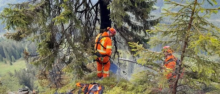 Die Feuerwehr versucht die Flammen zu löschen