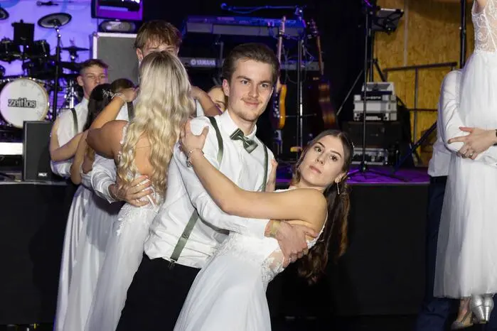 Die stimmungsvolle Eröffnung begann mit einer eleganten Polonaise und einem tänzerischen Auftritt der Abschlussklassen, die vom Publikum mit viel Applaus gefeiert wurden.