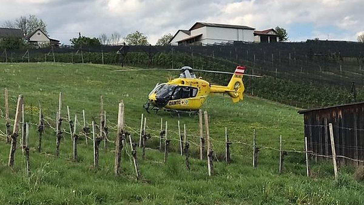 Der Rettungshubschrauber landete in einer angrenzenden Wiese