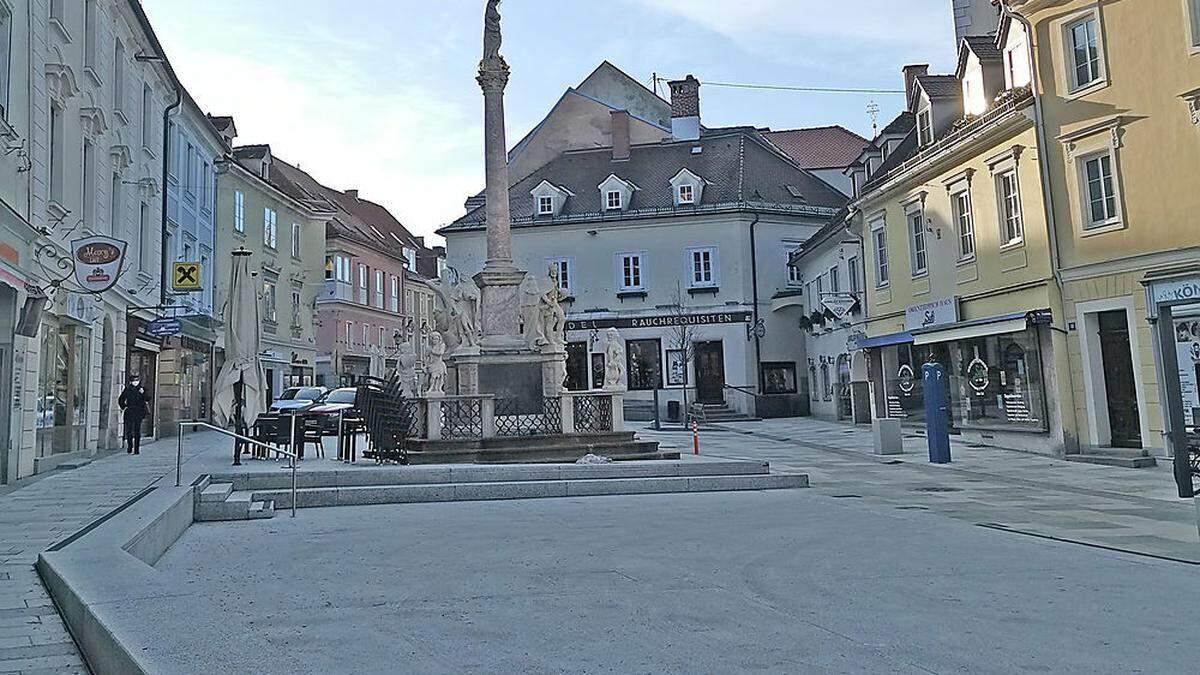 Den Bereich der Plateaus vor der Apotheke am Hohen Platz hätten die Sonnensegel beschatten sollen