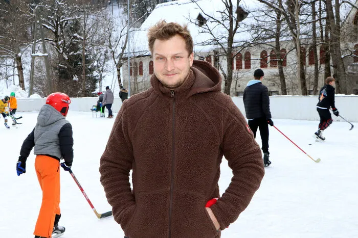 Zum ersten Mal ist heuer der Gärtner Alexander Rumpold der "Eismeister" in Himmelberg. Er ist jeden Tag in der Früh ab 5 Uhr und am Abend von ca. 20 bis 22 Uhr am Eislaufplatz um mit dem Wasser zu spritzen!