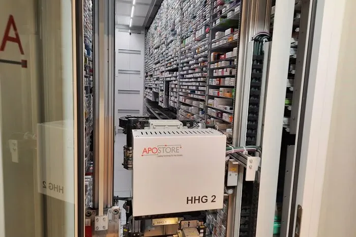 Bis zu 16.000 Verpackungen haben hier Platz. Zwei Roboterarme geben die einzelnen Medikamente aus ...