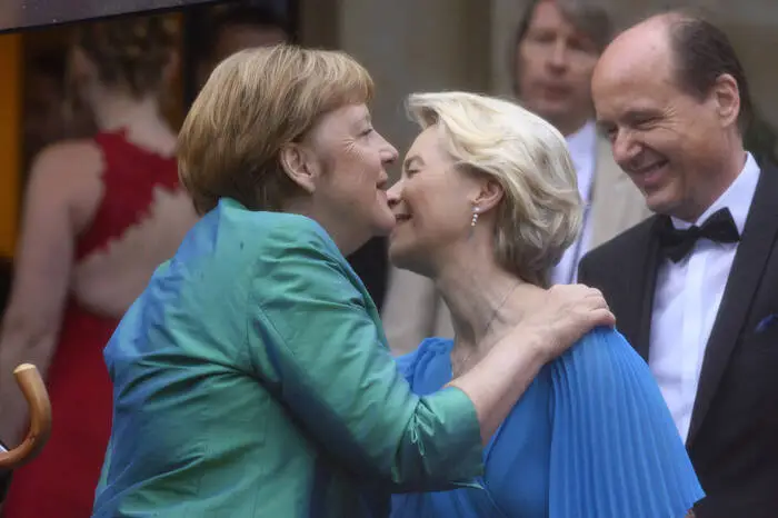 Vor dem Bayreuther Festspielhaus traf Merkel auf die zweite große Frau der deutschen Politik: EU-Komissionspräsidentin Ursula von der Leyen (CDU).