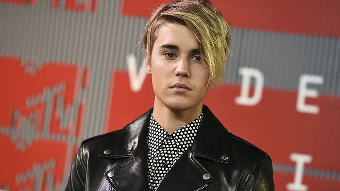 Der echte Justin Bieber dürfte wissen, wie man einen Burrito isst.