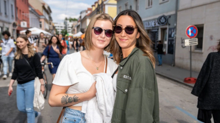 Die Sonne hat gelacht, wie auch die Menschen, die beim Zinzengrinsen 2023 durch die Grazer Zinzengasse flaniert sind. 