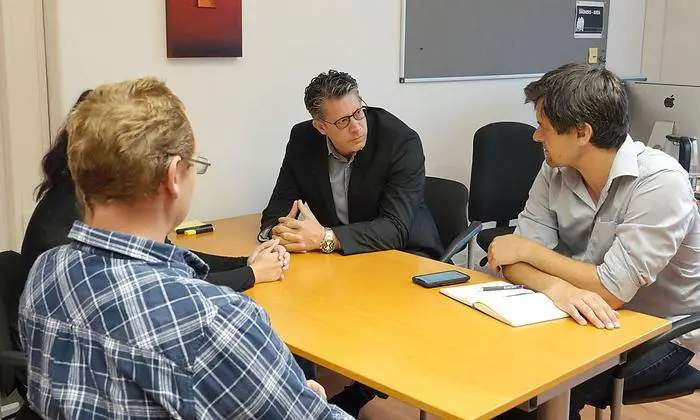 "Kleine"-Redakteur Renner (r.) im Gespräch mit Leonies Eltern und Anwalt Höllwarth (m.)