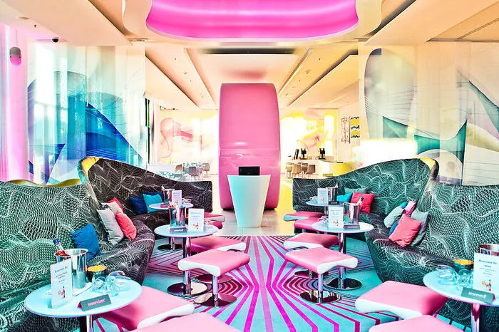 Mit dem Zusammenspiel aus Musik, Kunst und Mode überzeugt das nhow in Berlin. Als Europas erstes Musikhotel gilt es als Hotspot für Kreative, Kosmopoliten, internationale Jetsetter und angesagte Bands. Beim Design trifft geradlinige Hafenarchitektur auf verspielten Digipop: Außen klare Linien und Edelstahlfassade, innen runde Formen und farbenfrohe Kunstobjekte.