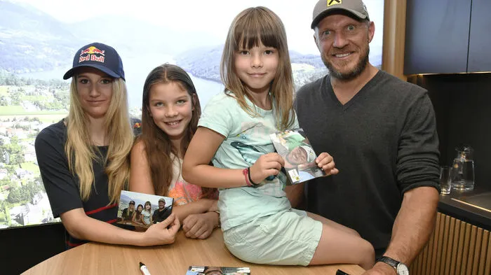 Ex-Skistar Hermann Maier und die Millstätter Snowboard-Weltmeisterin Anna Gasser signierten für die Fans die Autogrammkarten.