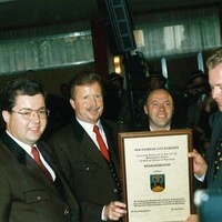 Vor 30 Jahren: Bürgermeister von Althofen, Manfred Mitterdorfer, erhält die Urkunde der Stadterhebung von Landeshauptmann Christof Zernatto. Links der heutige Bürgermeister Walter Zemrosser, rechts Stadtamtsleiter Hubert Madrian