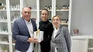  Marianne Scharfegger mit Erhard und Karoline Lengfeldner im Betrieb CA&LE in Klagenfurt | Erfolgsbeispiel aus Klagenfurt: Marianne Scharfegger (Mitte), die die Marke CA & LE von Erhard und Karoline Lengfeldner kaufte und als neue Firma samt Produktion in Klagenfurt weiterführt