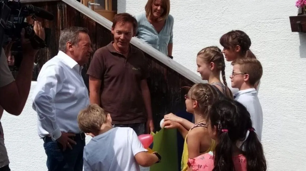 Ederhof-Geschäftsführer Robert Weichselbraun begrüßte gemeinsam mit den Kindern den bekannten Schlagerstar Roland Kaiser (links)