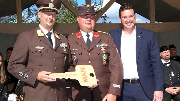 Ganz im Zeichen der Freiwilligen Feuerwehr stand am Sonntag die Stadt Bärnbach. Da wurde ein neues Löschfahrzeug gesegnet und seiner Bestimmung übergeben. Dieses Fahrzeug ist das modernste Löschfahrzeug, das derzeit am Markt ist. „Es fasst 4500 Liter Wasser und wird rein für Brände, vom Zimmerbrand über Groß- bis zu Waldbränden eingesetzt“, schilderte Kommandant Bernhard Haller, der auch Abschnittsbrandinspektor (ABI) des Bereichs-Abschnittes 2 ist (am Foto links). 