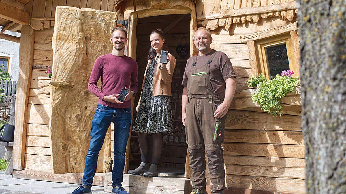 Lukas und Nadja Knoch-Girstmair gemeinsam mit Landwirt Kilian Brugger