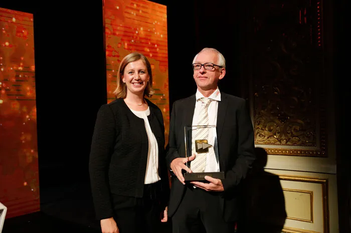 Landesrätin Eibinger-Miedl mit Albert Niel, der für Nextsense den Fast Forward Award in der Kategorie Kleinbetriebe entgegennahm.