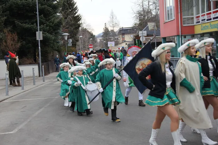 Große und kleine Gardistinnen und Gardisten marschierten stolz zum Klang der Trommeln