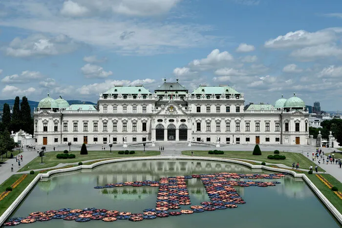 Das Belvedere-Becken verwandelt er in ein  Flüchtlingsmahnmal: "F Lotus" wirkt auf den ersten Blick wie eine dekorative Orchidee im Teich. Sollte der Besucher jedoch die Gelegenheit haben, sich in die Lüfte zu erheben, erkennt er ein kalligrafisches F, das aus 1.005 Schwimmwesten besteht - ein klarer Verweis auf die aktuelle Flüchtlingssituation.