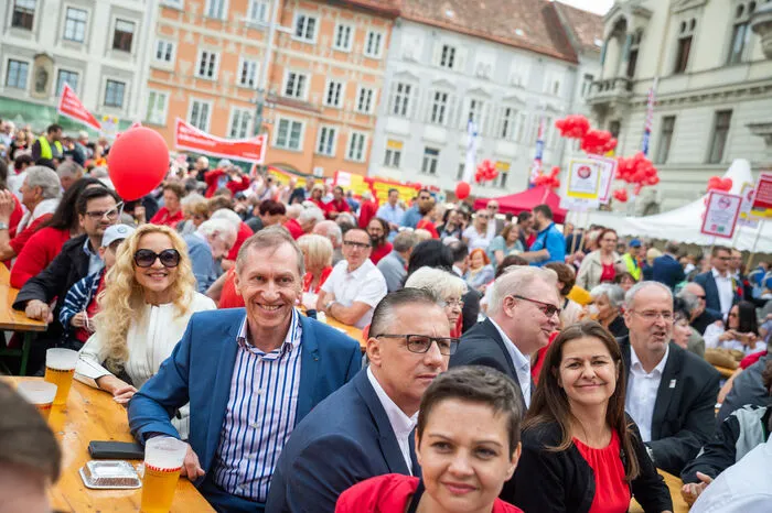 AK-Pesserl, Landesrätin Kampus, ÖGB-Schachner und andere unter den Zusehern.