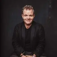 Schauspieler Cornelius Obonya ist für Social-Media-Verbot und eine verpflichtende Quote von einjähriger Männerkarenz.