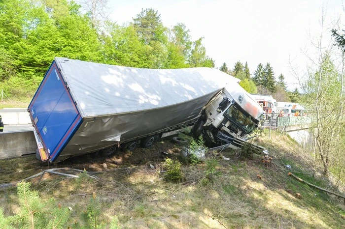 Auf der Südautobahn krachte zwischen Steinberg und Mooskirchen ein Sattelschlepper gegen die Betonleitwand und blieb teilweise über der Mauer hängen. Der Lenker wurde nur leicht verletzt.