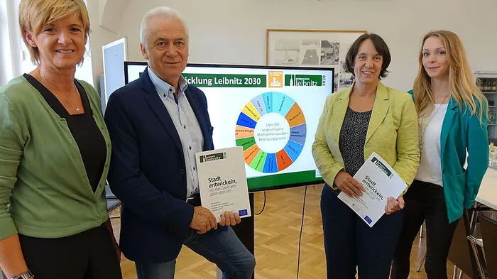 Bürgermeister Helmut Leitenberger mit dem Stadtentwicklungs-Team: Astrid Holler, Marion Reinhofer-Gubisch und Tanja Schenner