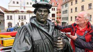 Zum Jubiläum wurde die Luther-Statue in seinem Geburts- und Sterbeort Eisleben renoviert