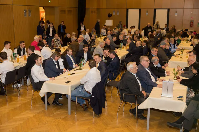 Unter den Gästen waren auch der Präsiden des Kärntner Fußball Verband Klaus Mitterdorfer, die Präsidenten des Sportvereins Gottfried Zwatz, Robert Rauter, Walter und Arnold Moser.