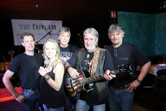 In der „Erni-Bar“ hatte am Samstagabend die Gruppe „The Farfields“ (Ingo Puck, Martina Löschenkohl, Norbert Kofler, Rudi Kurmann, Walter Wolte - von links) ihren großen Auftritt. 