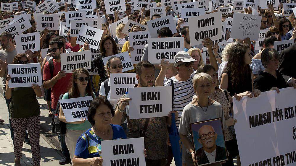Protestmarsch der Familien von Opfern aus dem Kosovo-Konflikt