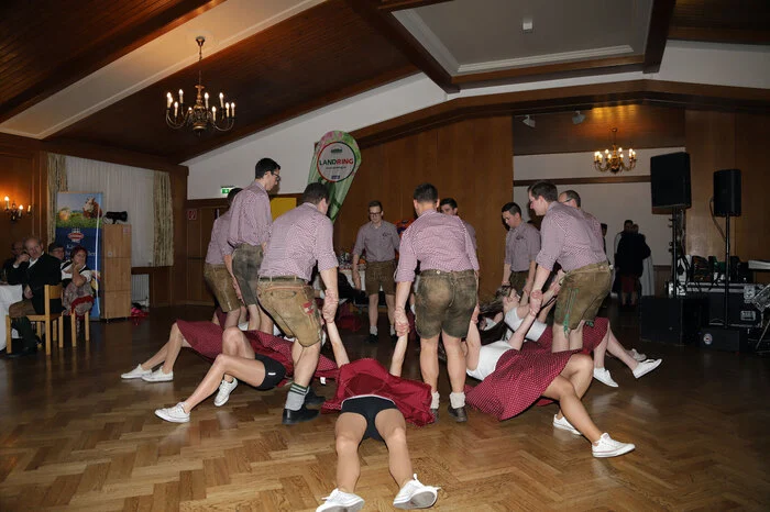 Mit einer fast schon akrobatischen Polonäse eröffnete die Landjugend Leska den Ball.