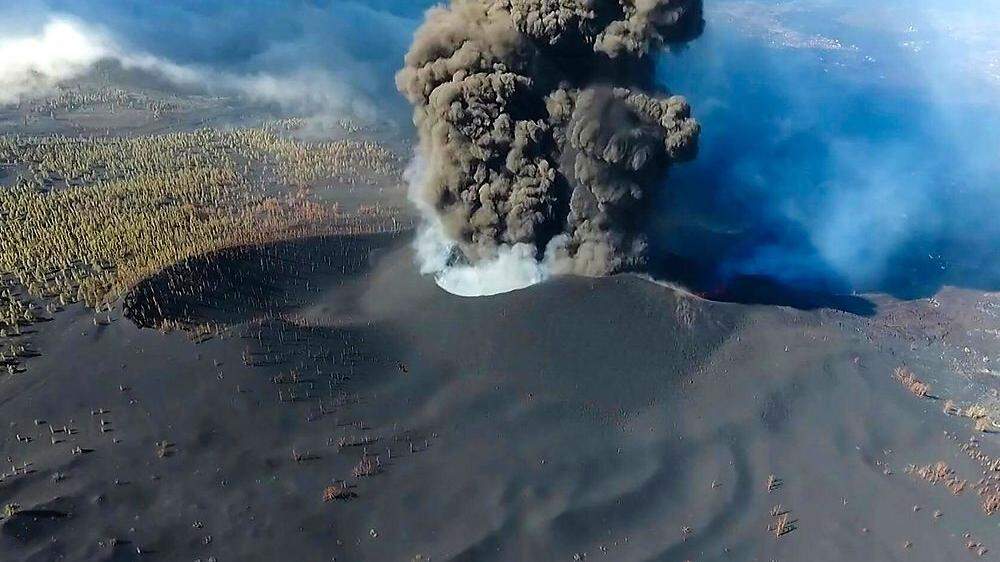 Die Lava hat seit Beginn des Ausbruchs nach amtlichen Angaben mehr als 1.000 Gebäude zerstört