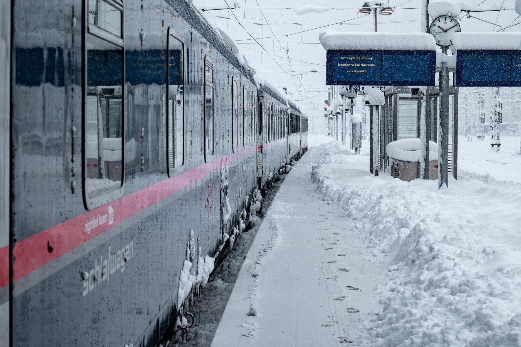 Schneechaos: Bayern: Flughafen geschlossen, Bahn-Passagiere mussten in  Zügen schlafen