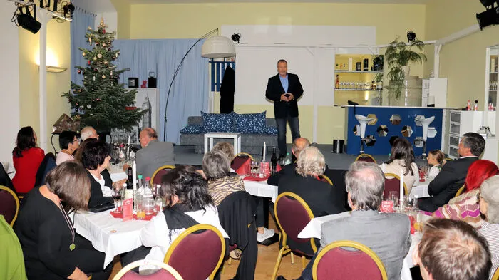 Eine perfekte Einstimmung auf Weihnachten bringen die Mitglieder des „Theater absolut“ mit dem Stück Honigmond von Gabriel Barylli in den Prunkräumen des Schloss Piber.