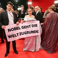 Lena Schilling polarisierte mit ihren Kleid