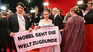 Lena Schilling polarisierte mit ihren Kleid