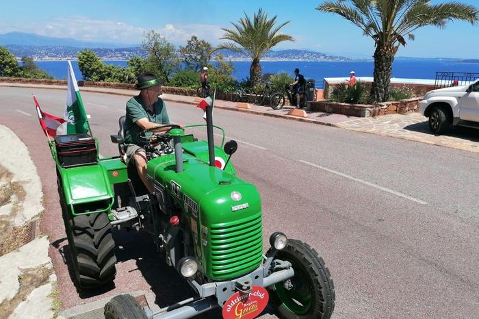 Links das Meer, rechts die roten Felsen: Sepp Stangl genoss die Fahrt mit seinem 15er Steyr im Süden